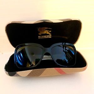 Burberry women’s sunglasses in black (EUC)